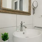 Casa Strehler, Tra Teatro E *