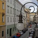 Casa Strehler, Tra Teatro E * 的里雅斯特