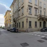 Casa Strehler, Tra Teatro E Apartman Trieszt