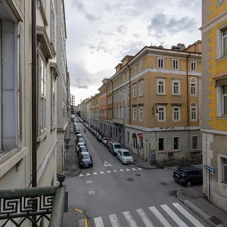 Casa Strehler, Tra Teatro E