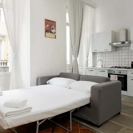 Apartman Casa Strehler, Tra Teatro E *