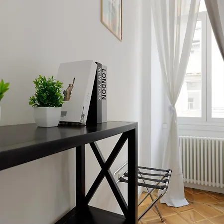 Casa Strehler, Tra Teatro E Apartman *