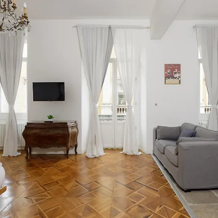 Apartman Casa Strehler, Tra Teatro E