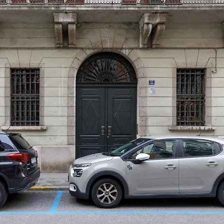 Casa Strehler, Tra Teatro E Apartamento *